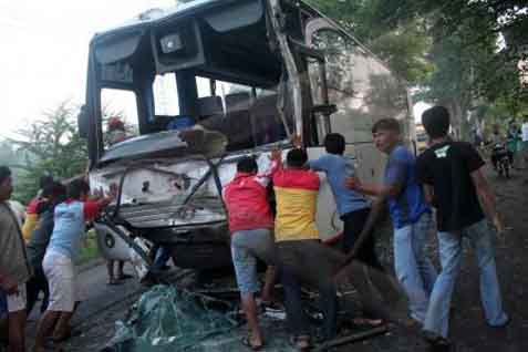 Bus Pariwisata Tabrak Ekor Truk Tronton dan Terseret 40 meter di Tol Ngawi-Sragen, 2 Orang Tewas